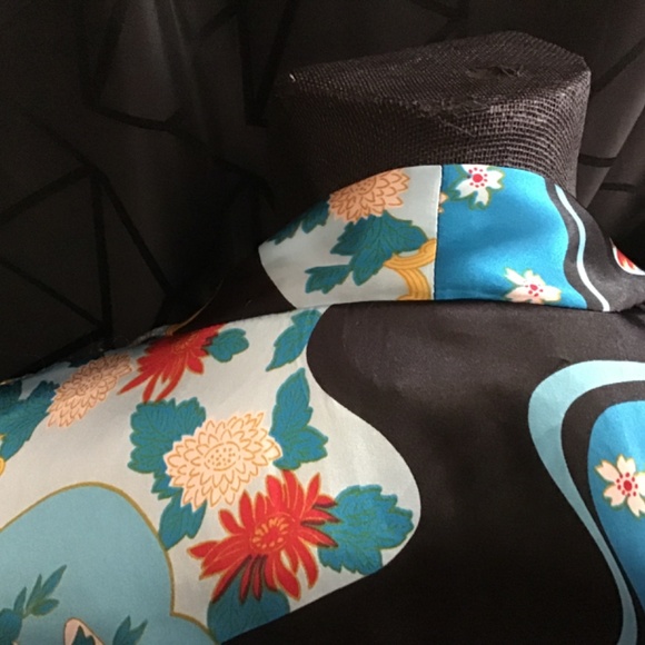 Frederick’s of Hollywood Short Kimono with pockets on sides - Picture 10 of 13